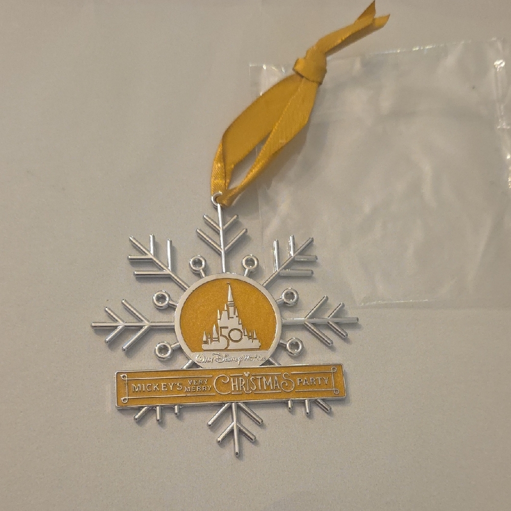 Disney 2022 50th Anniversary Very Merry Christmas Snowflake New
